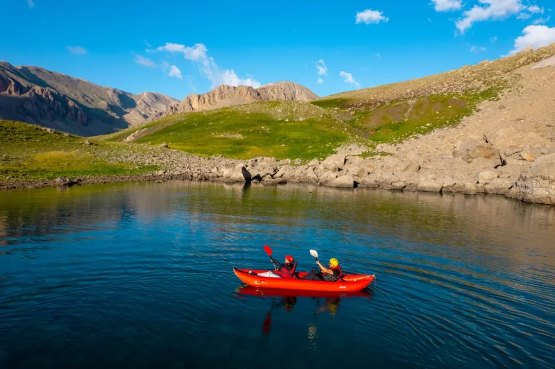 산악 호수에서 카약을 타는 아웃도어 액티비티 / 사진=튀르키예 문화관광부