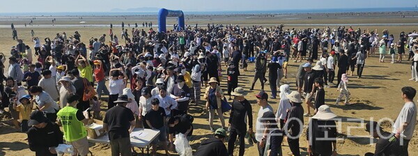 ▲제22회 태안 해변 힐링페스티벌 진행 모습(해변 맨발걷기).