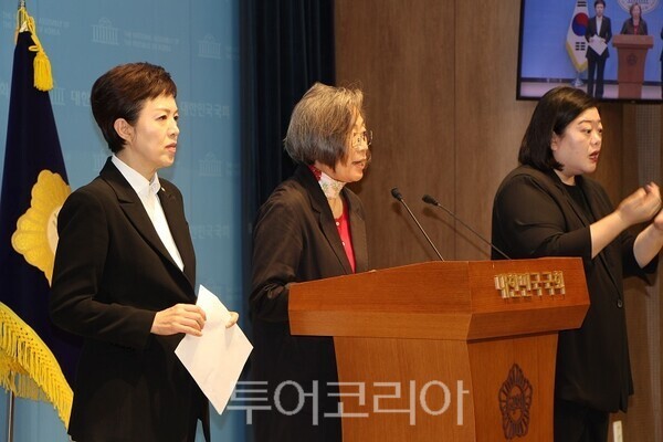 국민의힘 경기도당위원장인 김은혜 의원과 이수정 인권위원장이 14일 오전 국회 소통관에서 기자회견을 열고 검찰의 수사권 박탈과 형사사법체계 무력화로 인해 사회적 약자들의 생명권이 위협받고 있다고 지적하고 있다. 2026.10.14. / 투어코리아 이창호 기자