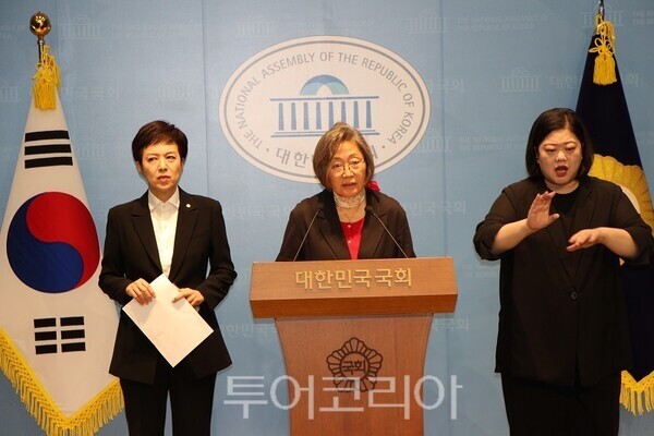 국민의힘 경기도당위원장인 김은혜 의원과 이수정 인권위원장이 14일 오전 국회 소통관에서 기자회견을 열고 검찰의 수사권 박탈과 형사사법체계 무력화로 인해 사회적 약자들의 생명권이 위협받고 있다고 지적하고 있다. 2026.10.14. / 투어코리아 이창호 기자