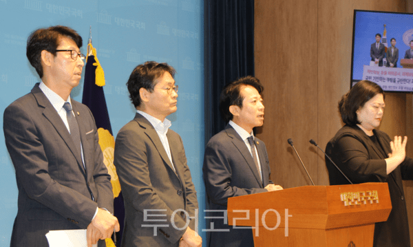 더불어민주당 이강일 의원이 시민사회단체와 14일 오전 국회 소통관에서 공동 기자회견을 열고 쿠팡의 과징금 불복 소송을 강력히 규탄하고 있다. 2026.10.14. / 투어코리아 이창호 기자