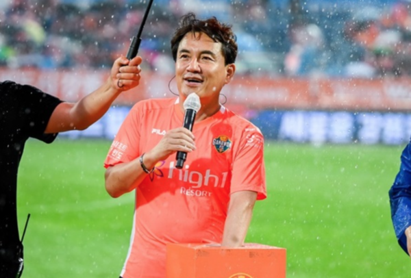 김진태 전 강원도지사가 강원 FC 홈경기 행사에 참석했다(사진=강원 FC)
