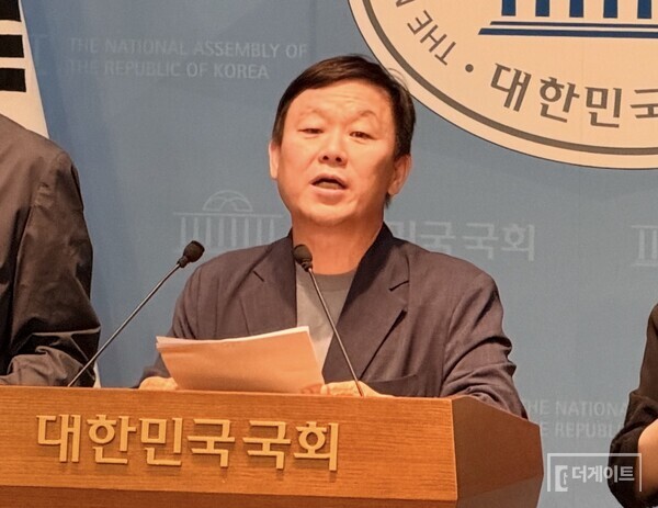 국회 소통관에서 기자회견하는 안진걸 소장(사진=더게이트)