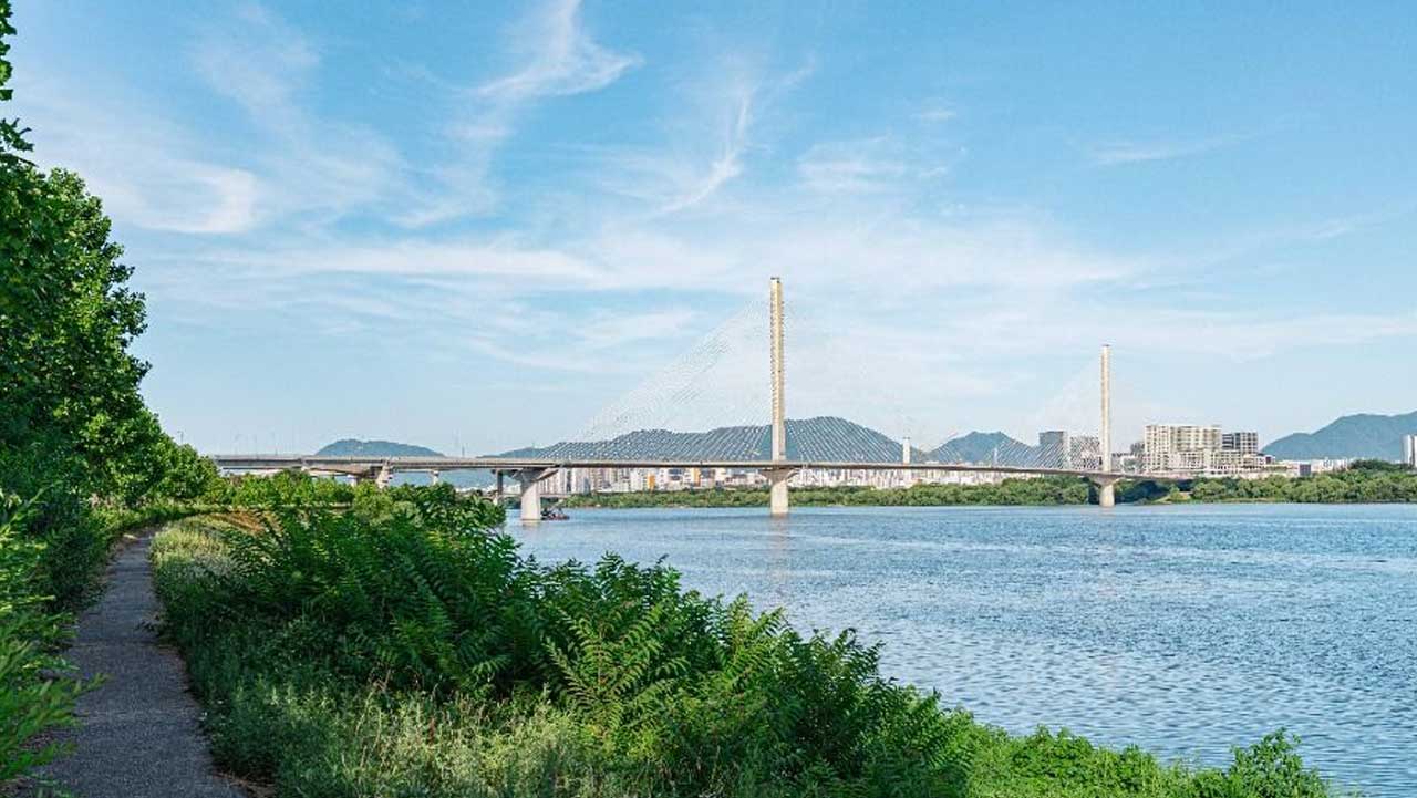 가족힐링캠핑장 인근 한강 둔치 산책로. / 대한민국 구석구석