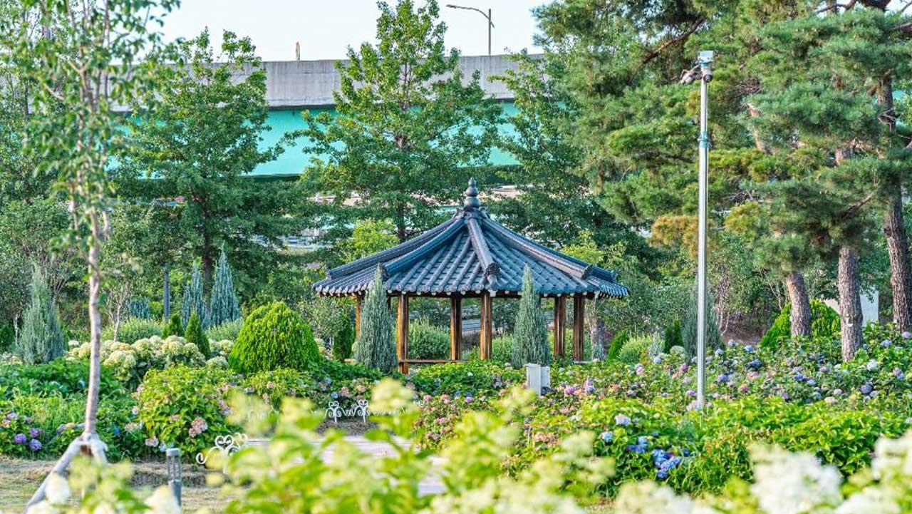 힐링로드를 편안하게 둘러볼 수 있는 산책 동선 내 고즈넉한 정자 모습. / 대한민국 구석구석