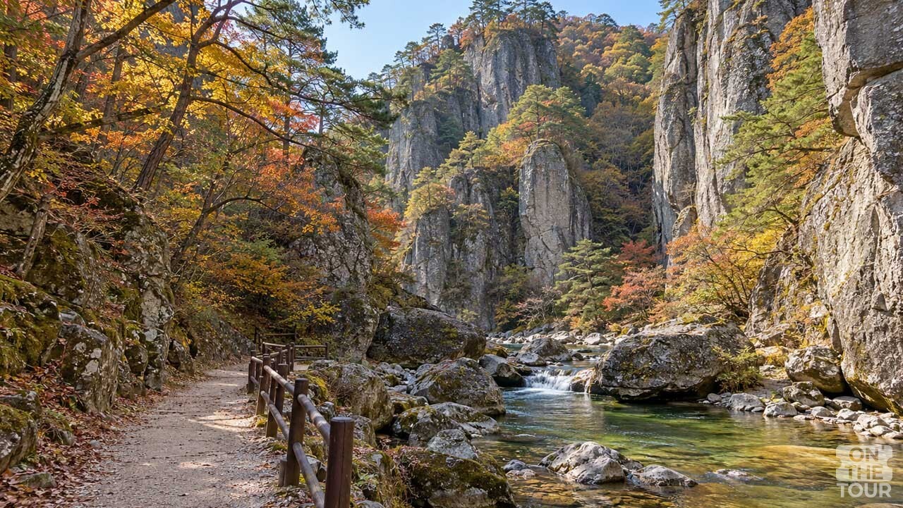 거대한 암벽과 맑은 계곡을 따라 이어지는 주왕산 탐방로. (AI 생성) / 온더투어