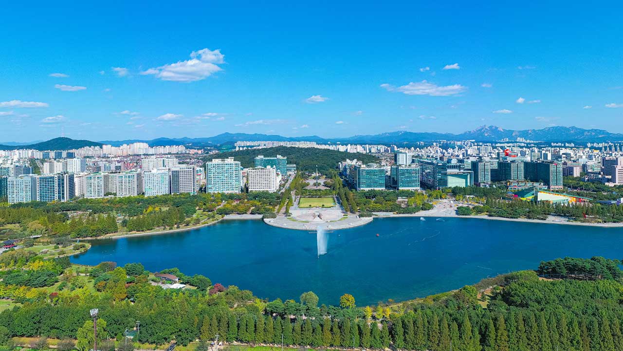 도심 속 넓은 호수와 녹지, 분수가 한눈에 들어오는 일산호수공원 전경. / 고양특례시