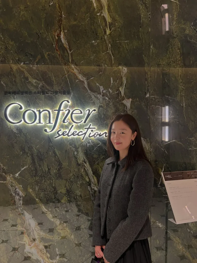 Confier selection 간판 앞에서 포즈를 취한 한선화 / 사진=인스타그램 @shh_daily