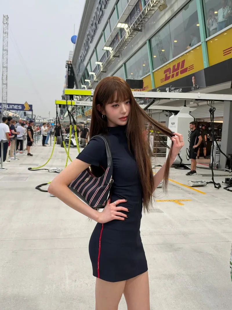 싱가포르 F1 패독에서 포즈를 취한 장원영 / 사진=인스타그램 @for_everyoung10
