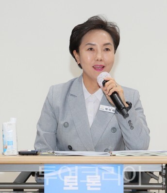 ▲박미옥 공주시의원이 지난 13일 열린 주민자치 의정토론회에서 발언하고 있다.