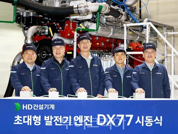 HD건설기계가 군산 캠퍼스에서 DX77 발전용 디젤 엔진 시동식을 진행했다 (사진 중앙 HD건설기계 문재영 사장)