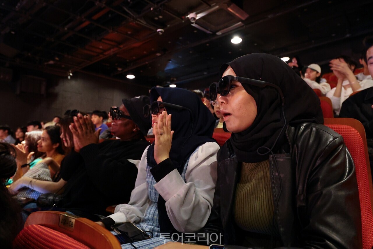 스마트씨어터(AI스마트 자막안경) 뮤지컬 인사이드미 배우와 함께 마블링 아트 소장품 만들기 체험 넌버벌 공연 The Painters 배우와 함께 마블링 아트 소장품 만들기 체험 넌버벌 공연 The Painters /샤진-한국관광공사