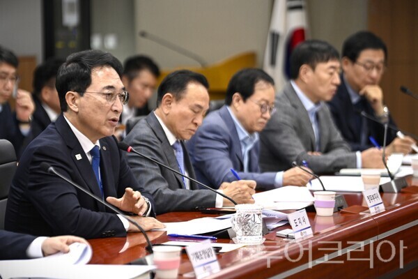 ▲박수현(맨 왼쪽) 충남도지사가 지난 14일 도청 중회의실에서 열린 제5차 실국원장회의를 주재하고 있다. /사진-충남도