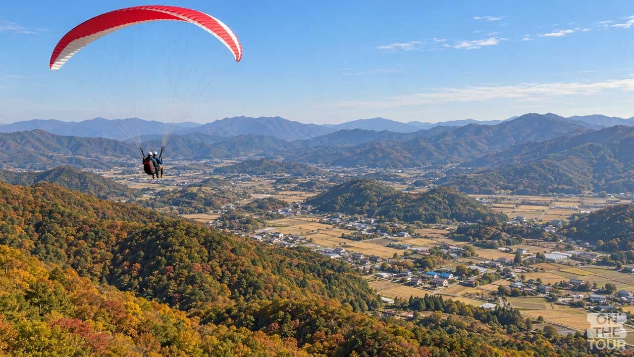 가을빛으로 물든 산자락과 들판 위를 나는 양평 유명산 패러글라이딩. (AI 생성) / 온더투어