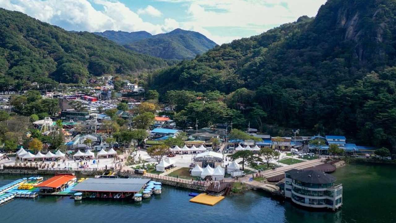 산정호수 수변 무대와 축제장 일대 전경. / ⓒ한국관광콘텐츠랩