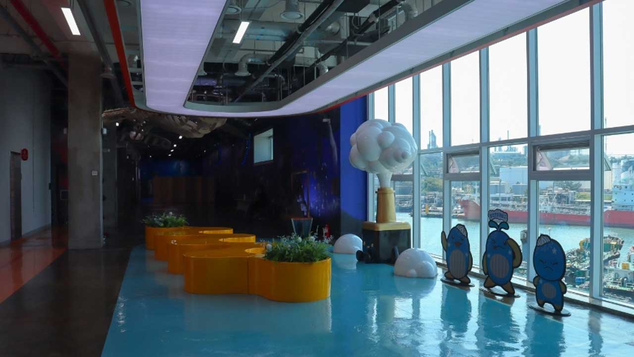 항구 전망과 고래 캐릭터 조형물이 어우러진 장생포문화창고 내부. / 대한민국 구석구석