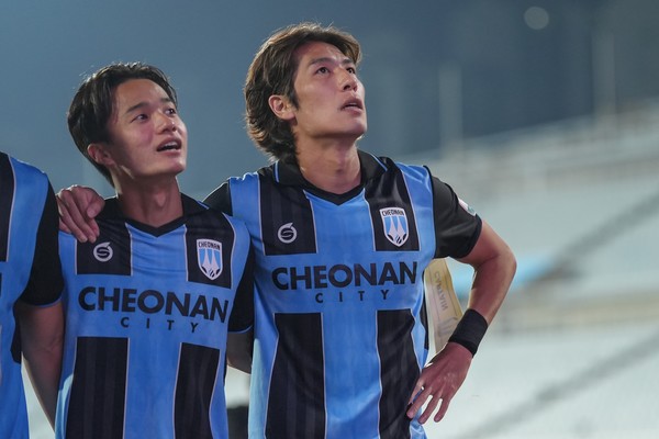 박창우와 최규백(왼쪽부터, 천안시티FC). 천안시티FC 제공 