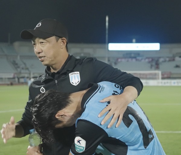 박진섭 감독과 박창우(왼쪽부터, 천안시티FC). 천안시티FC 제공 