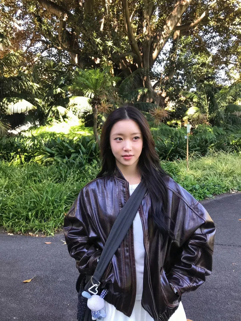 버건디 브라운 레더 봄버를 입은 스테이씨 수민 / 사진=출처 확인 후 기재