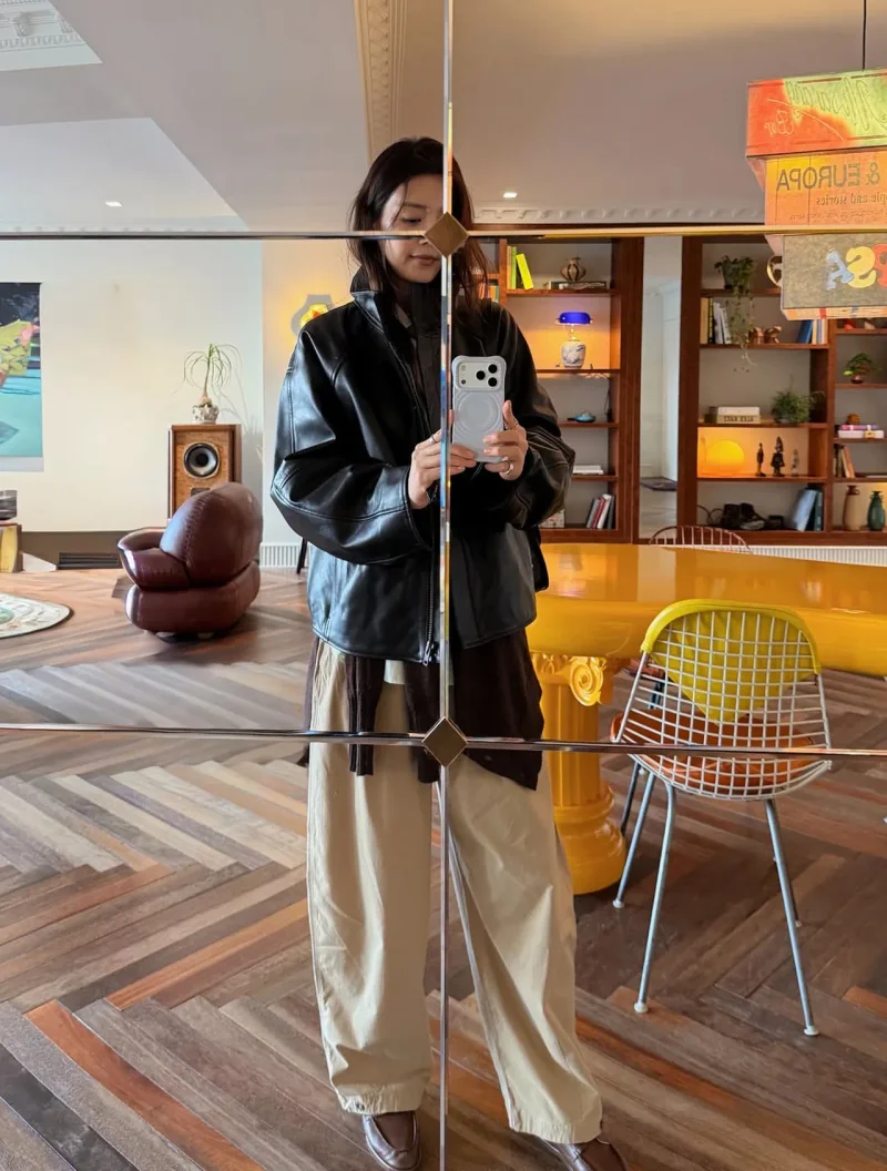 블랙 레더 재킷에 베이지 와이드 팬츠를 입은 채정안 / 사진=채정안 인스타그램 @chae_jungan