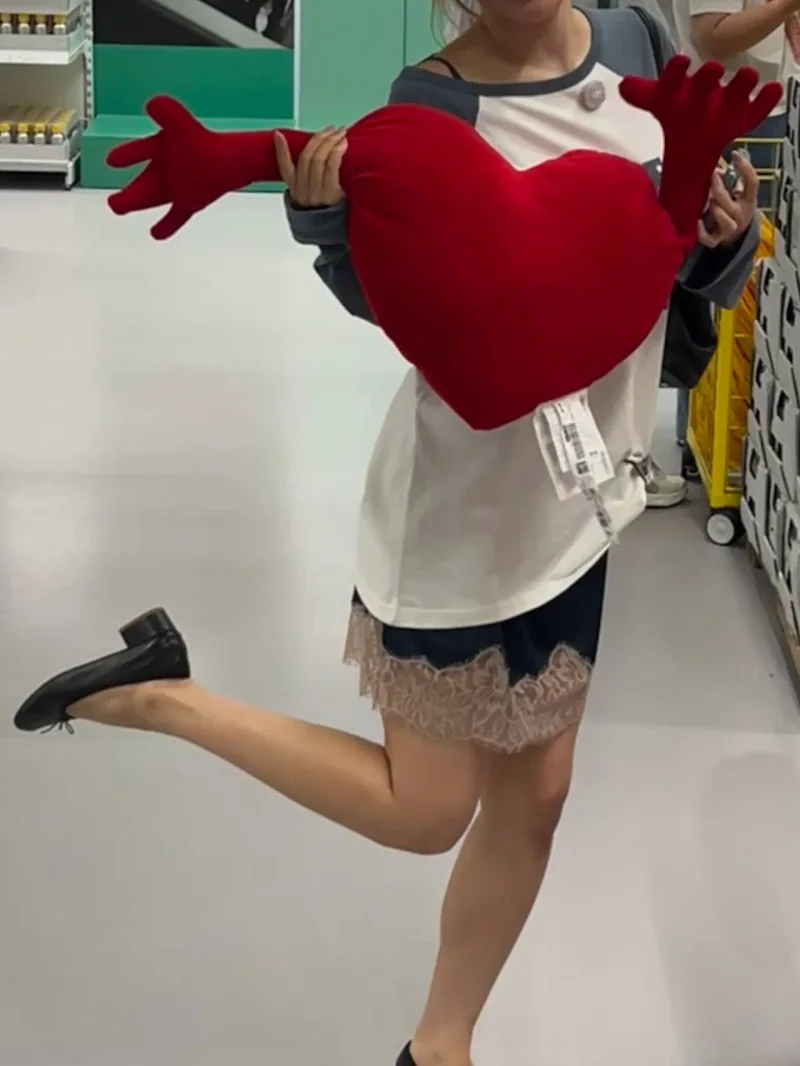 빨간 하트 쿠션을 안고 한 발을 들어 포즈를 취한 모습 / 사진=슬기 인스타그램