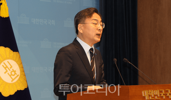 신장식 의원이 6일 오전 국회 소통간에서 기자회견을 하고 있다. 2026.03.06. / 투어코리아 이창호 기자