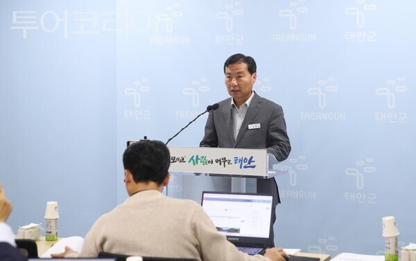 ▲14일 태안군청 브리핑룸에서 브리핑 중인 김동선 복지증진과장. /사진-태안군