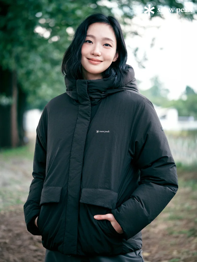 블랙 후드 다운 스타일링 / 사진=스노우피크 어패럴