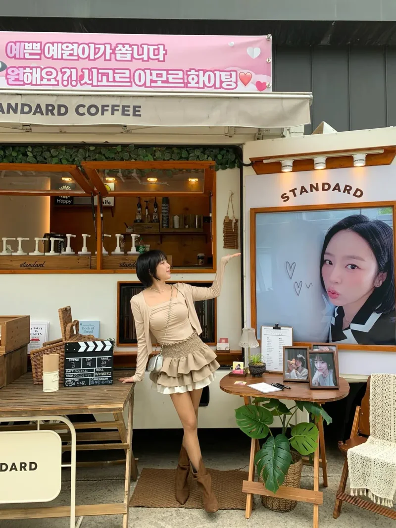 액자를 가리키며 미소 짓는 김예원, 옆 테이블에는 '시고르 아모르' 슬레이트가 놓여 있다 / 사진=김예원 인스타그램 @yeeee_kk