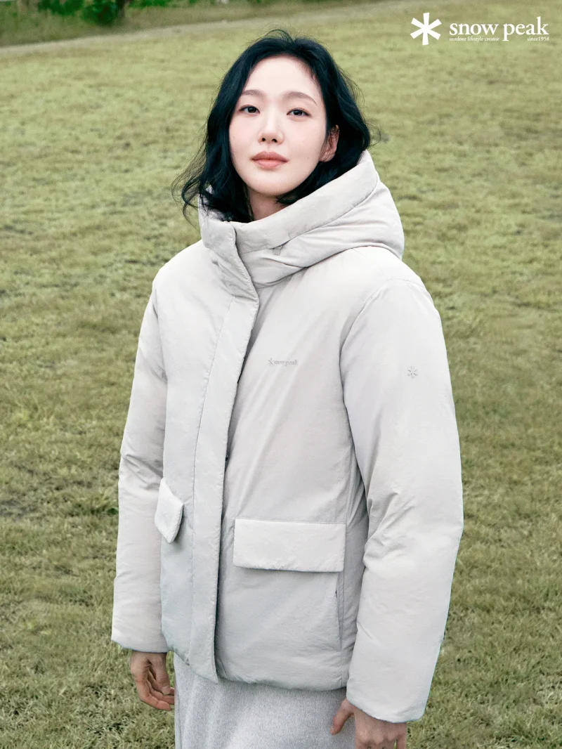 크림 톤 후드 다운 스타일링 / 사진=스노우피크 어패럴
