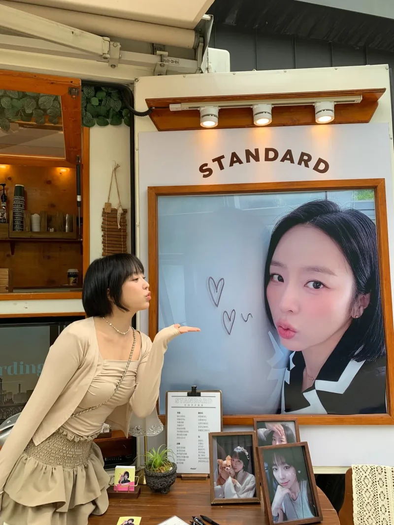 대형 액자 앞에서 입맞춤 포즈를 취한 김예원 / 사진=김예원 인스타그램 @yeeee_kk