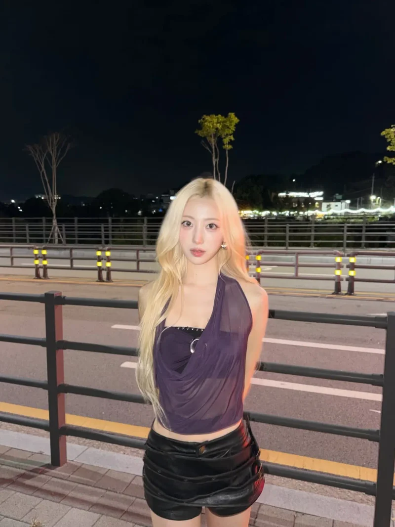 정면을 응시한 리이나 / 사진=인스타그램 @h1key_official