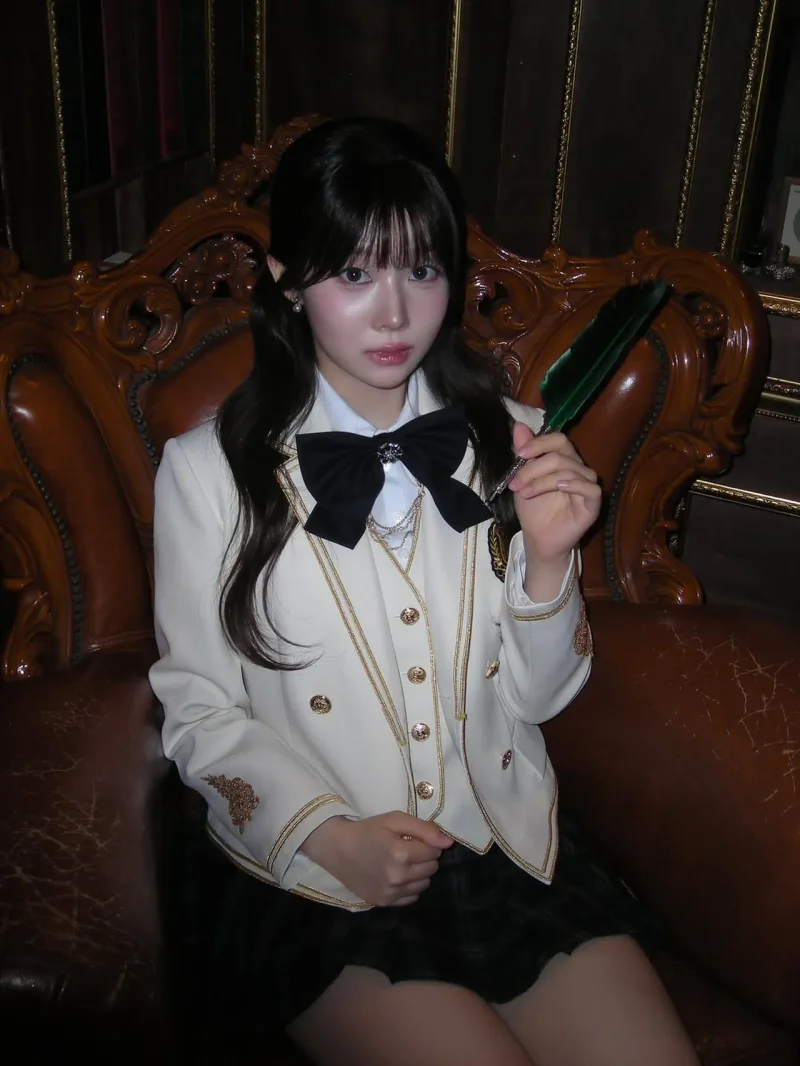 깃펜을 들고 정면을 응시한 도희의 콘셉트 이미지 / 사진=세이마이네임 인스타그램