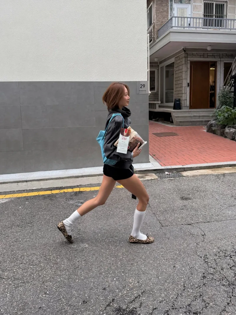 골목길에서 하늘색 스웨이드 백을 메고 걷는 옆모습 / 사진=젤라비 인스타그램