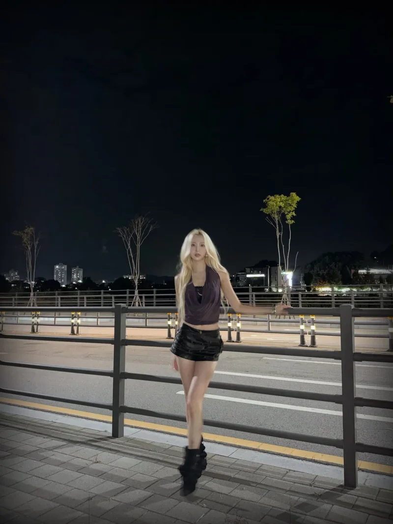 가드레일에 기대 포즈를 취한 리이나 / 사진=인스타그램 @h1key_official