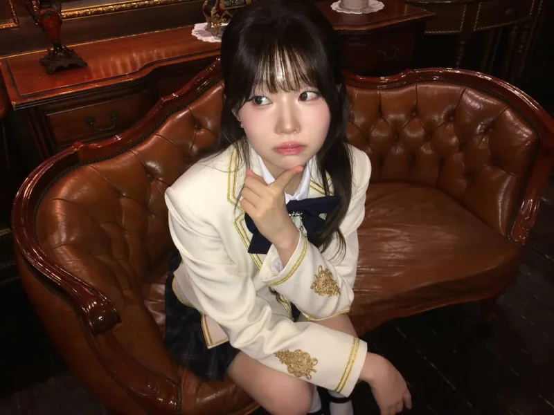 앤티크 가죽 소파에 앉아 아이보리 블레이저 콘셉트를 선보인 도희 / 사진=세이마이네임 인스타그램