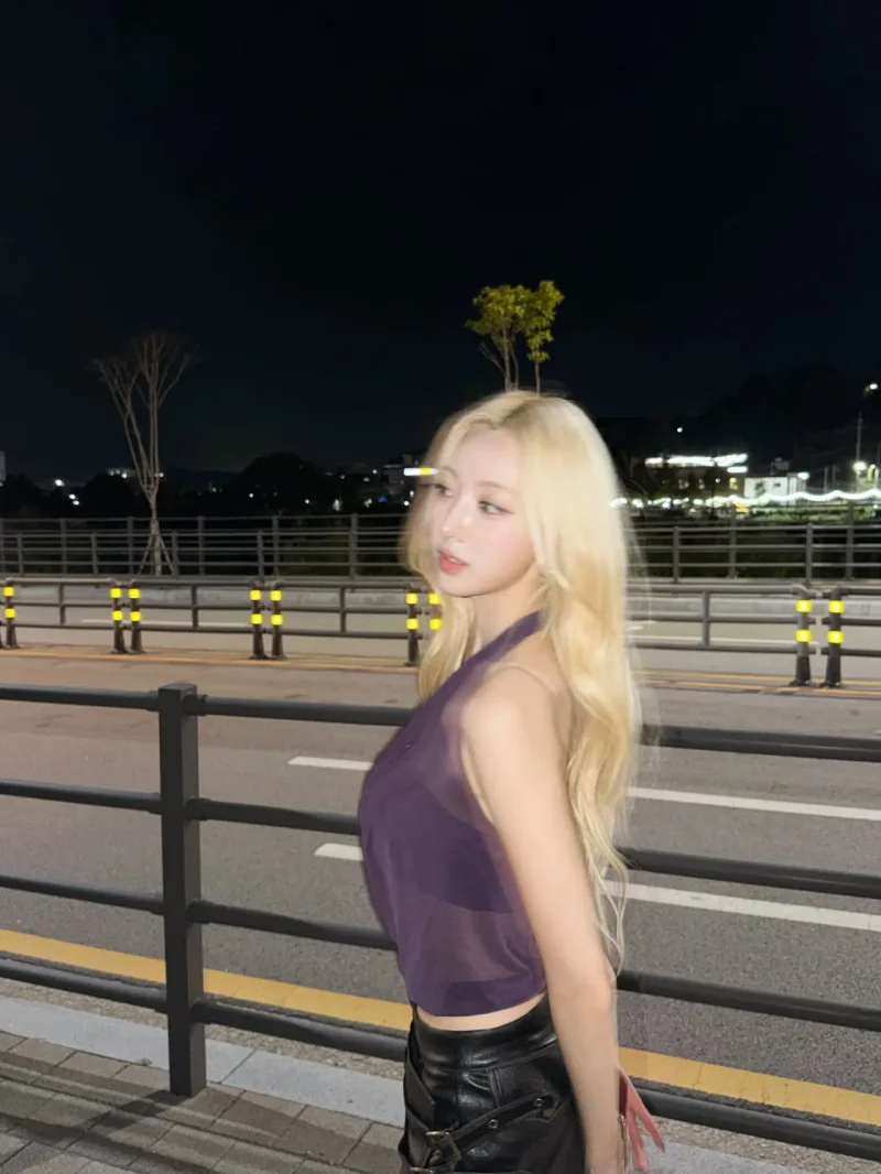 옆모습을 보인 리이나 / 사진=인스타그램 @h1key_official