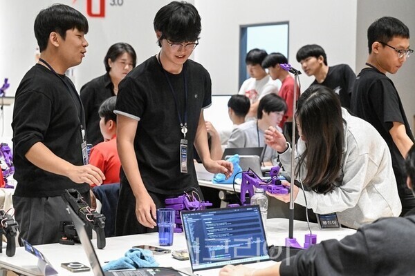 인천대학교 자율주행차 동아리 UNITA팀이 지난 10월 9일부터 10일까지 경북대학교 크리에이티브파크에서 열린 ‘2026 PAC(Physical AI Challenge) 피지컬 AI 챌린지’에 참가하고 있다.