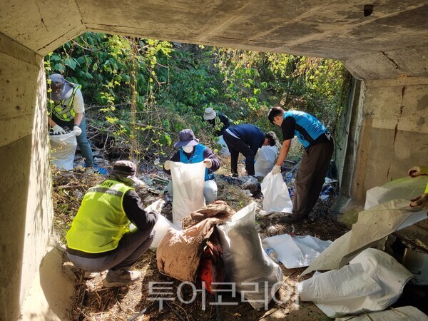한국농어촌공사 경주지사는 지난 15일 건천읍 품산저수지에서 지사 직원 및 지역주민 등 30여명이 참석한 가운데「2026년 하반기 수질환경보전회의 및 환경정화활동」을 실시했다./사진-한국농어촌공사 경주지사