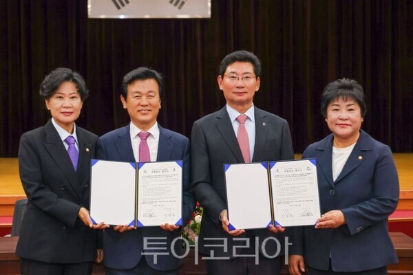 진주시청에서 이상일 시장(오른쪽 둘째)이 장정순 시의장(오른쪽 첫째), 조규일 진주시장(왼쪽 둘째), 박미경 진주시의장(왼쪽 첫째)과 협약서를 들고 기념사진을 찍고 있다/투어코리아뉴스 정명달 기자 사진=용인시