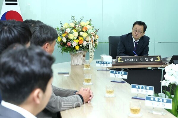 민경선 시장이 관내 생활폐기물 수집·운반 대행업체 대표들과 간담회를 가지고 있다/투어코리아뉴스 김경남 기자 사진=고양시