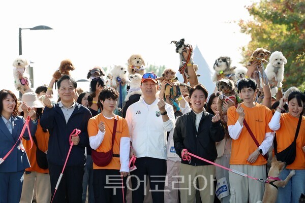 오세훈 서울시장이 17일 오전 여의도한강공원 물빛무대 앞 광장에서 열린 「제3회 서울 동물보호의 날 기념행사」에서 ‘동물행복런’ 출발 전 기념촬영을 하고 있다./사진=서울시