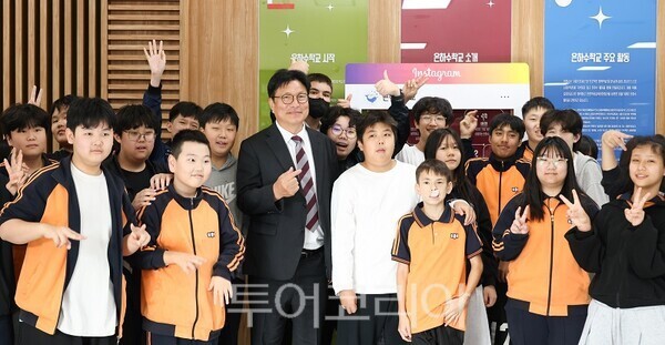 인천광역시교육청이 15일 인천학생교육문화회관에서 인천 지역 초중고 19개 학교 학생 400여 명이 참여한 가운데 개최한‘2026 인천학교예술교육페스티벌 InAF’에서 도성훈 교육감이 기념촬영을 하고 있다 .