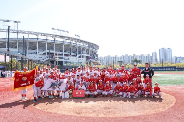 수창초는 17일 광주 무등야구장에서 열린 '제19회 KIA 타이거즈기 호남지역 초등학교 야구대회' 결승에서 송정동초를 3대 2로 꺾고 우승을 차지했다(사진=KIA)