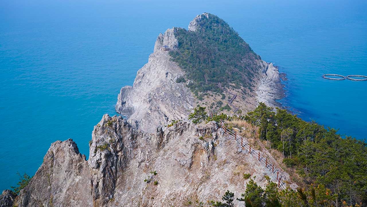 제주 추자도 나바론하늘길에서 내려다본 바다 위 암릉과 숲 능선. / 대한민국 구석구석