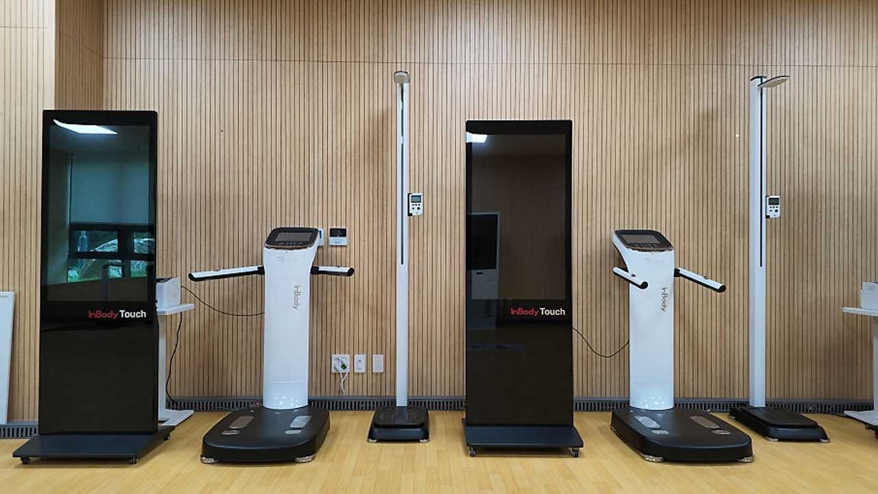 체성분 측정 장비가 나란히 놓인 실내 공간. / 전북 공식 블로그