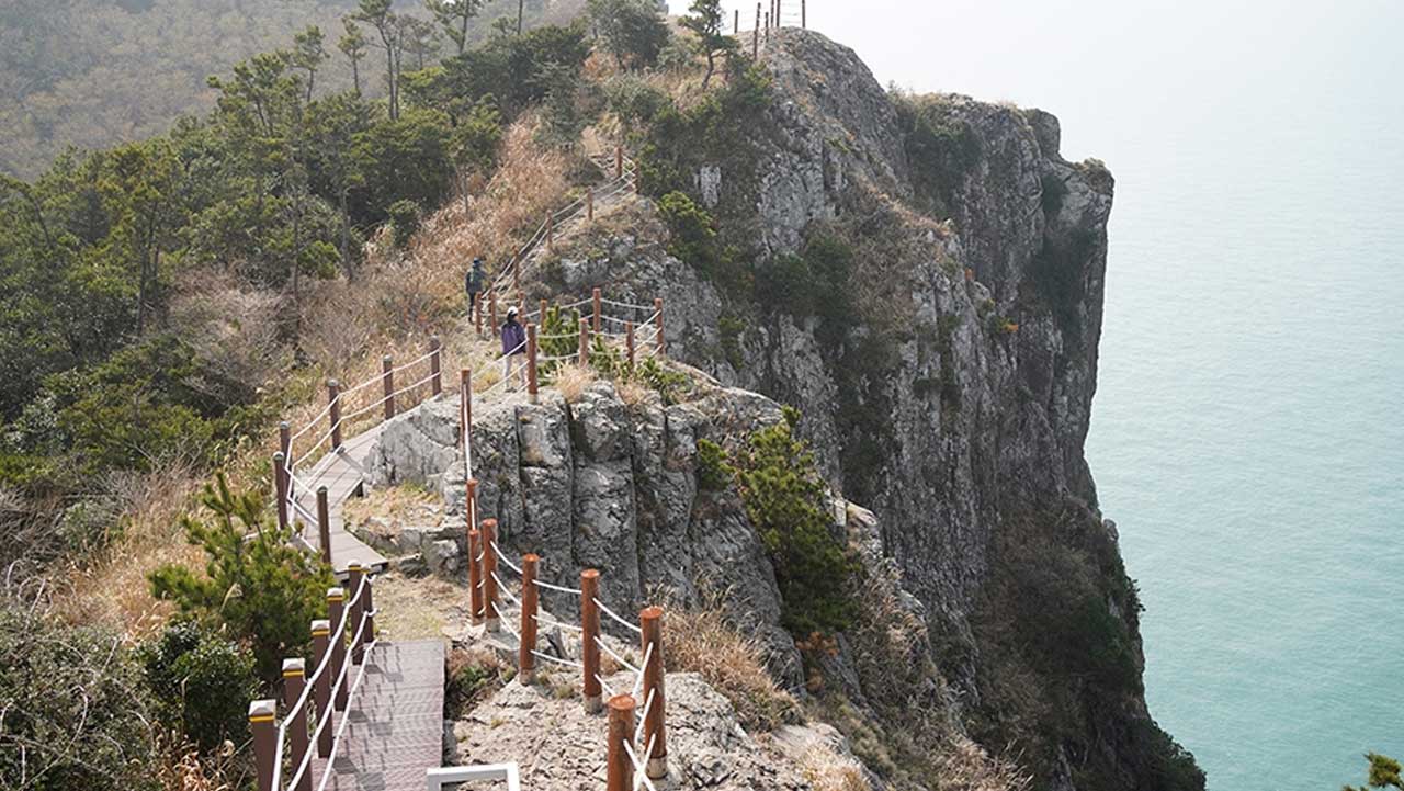 제주 추자도 나바론하늘길의 절벽 가장자리. / 대한민국 구석구석