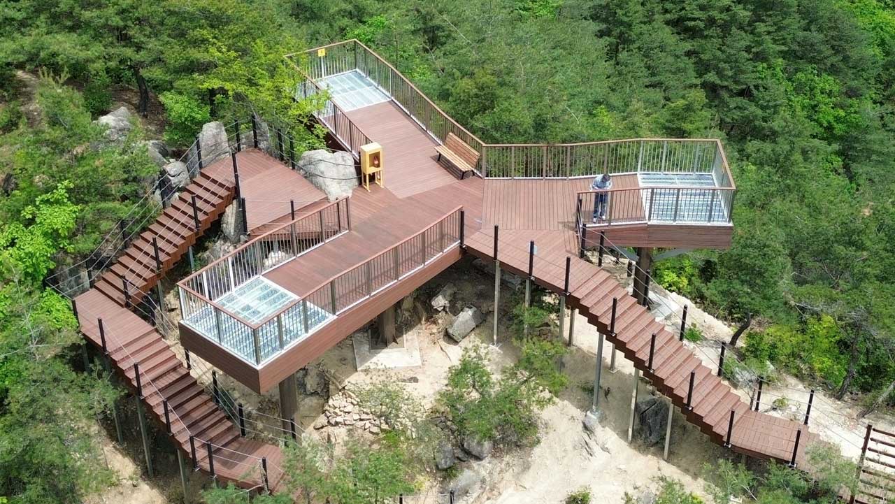 경남 거창 우두산 하늘구비길의 목재 데크 구간. / 숲나들e