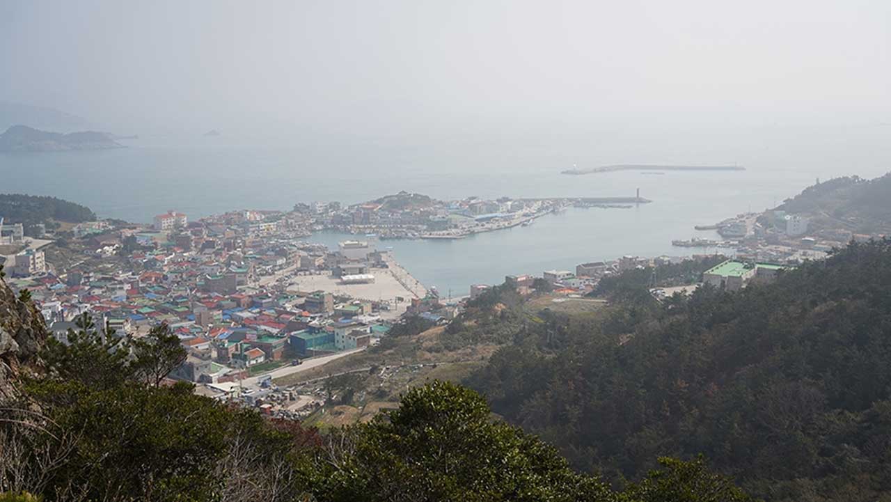 나바론하늘길 능선에서 내려다본 상추자도항과 포구마을. / 대한민국 구석구석