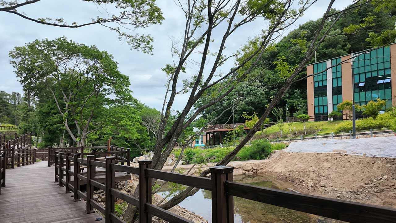 계류를 따라 이어지는 데크 산책로. / 전북 공식 블로그